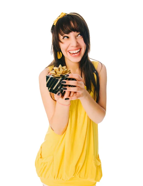 Κοπέλα φορώντας το κίτρινο φόρεμα με ένα κιβώτιο δώρων — Φωτογραφία Αρχείου