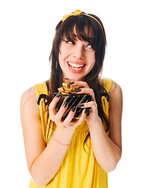 Ragazza che indossa un abito giallo con una scatola regalo — Foto Stock