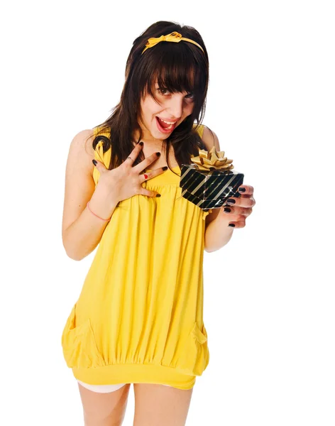 Hediye kutusu ile sarı elbise giyen kız — Stok fotoğraf