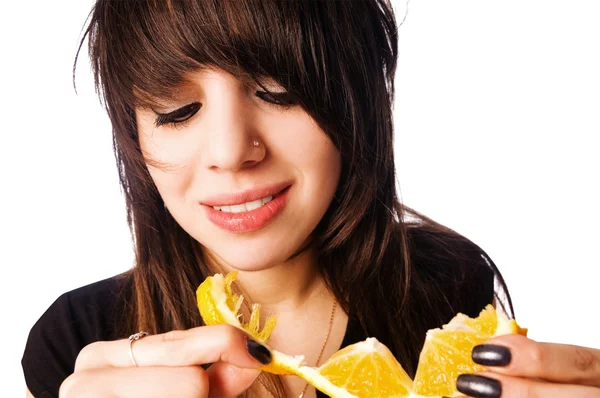 오렌지를 먹는 여자 — 스톡 사진