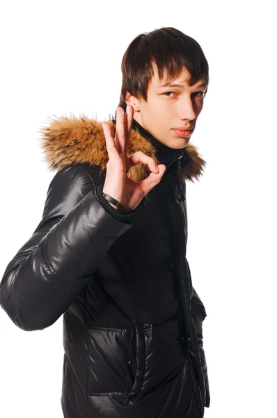 若い男を着て暖かいコート ok の標識を表示 — ストック写真