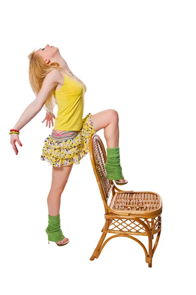 Krásná striptérka nosí žluté šaty na bílém pozadí — Stock fotografie