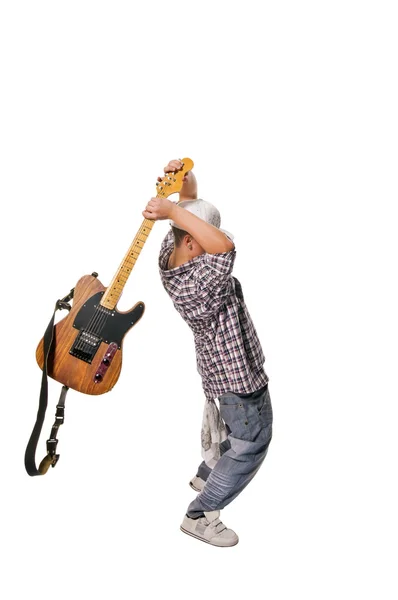 Cool jonge gitarist op witte achtergrond — Stockfoto