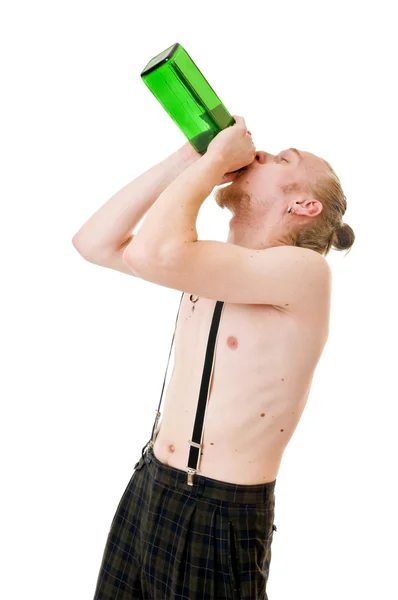 Δροσερός νεαρός άνδρας με ένα πράσινο μπουκάλι — Φωτογραφία Αρχείου