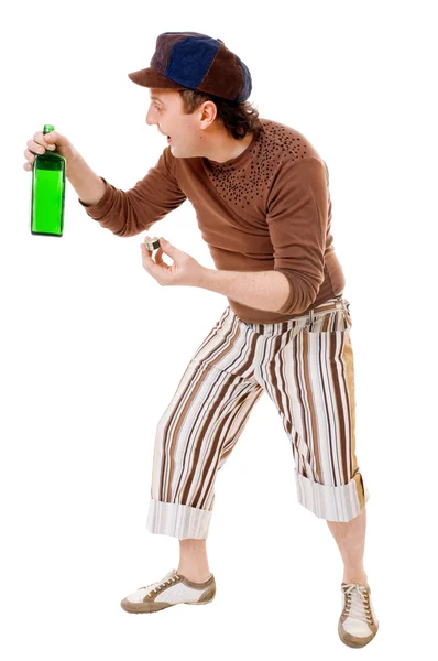 Прохолодний молодий чоловік з зеленою пляшкою — стокове фото