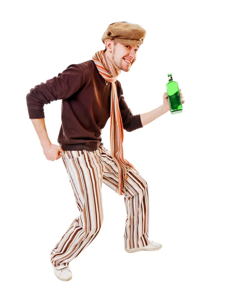 Молодий чоловік з зеленою пляшкою — стокове фото