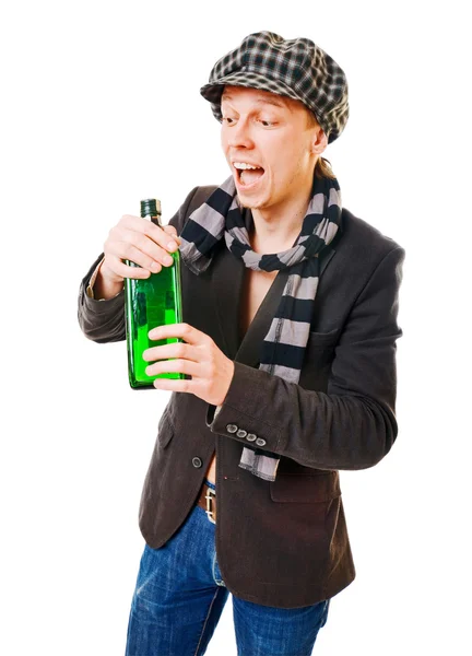 Молодой человек с зеленой бутылкой — стоковое фото