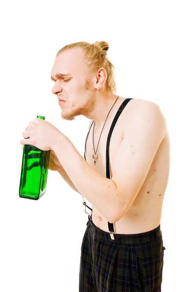 Δροσερός νεαρός άνδρας με ένα πράσινο μπουκάλι — Φωτογραφία Αρχείου