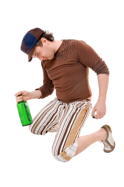 Молодой человек с зеленой бутылкой — стоковое фото
