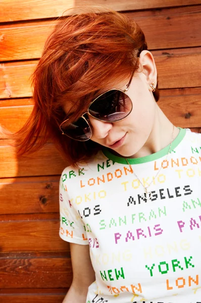 Menina de cabelos vermelhos em óculos de sol — Fotografia de Stock