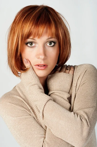 Portrét červené brunetka s rukama dotýkat — Stock fotografie