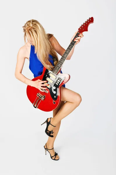 Szőke lány elektromos gitárral — Stock Fotó