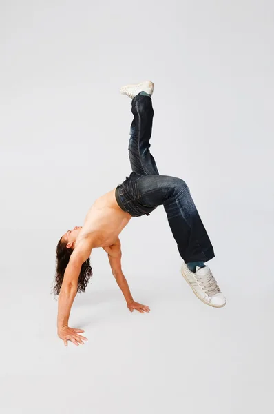 Δροσερό breakdancer κάνοντας σε απλό φόντο — Φωτογραφία Αρχείου