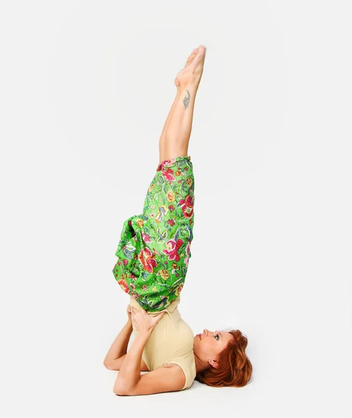 Flicka utövar yoga — Stockfoto