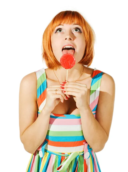 Красивая красная девушка с конфетами — стоковое фото