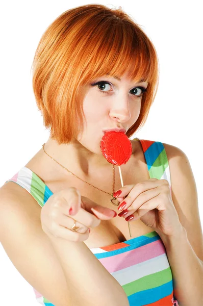 Красивая красная девушка с конфетами — стоковое фото