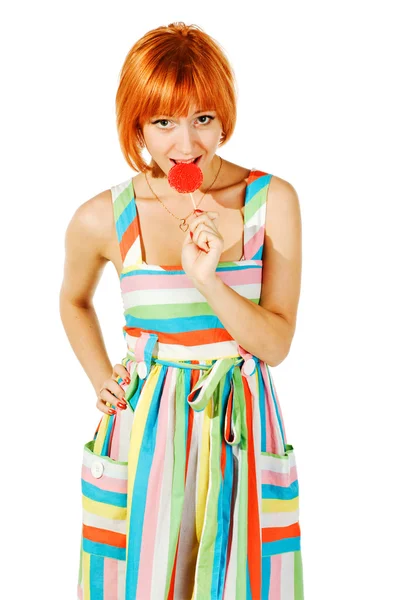 Schöne rote Mädchen mit Süßigkeiten — Stockfoto