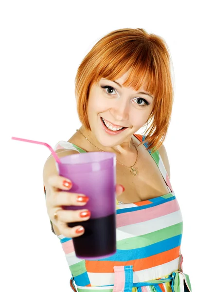 ソーダのガラスと美しい赤い少女 — ストック写真