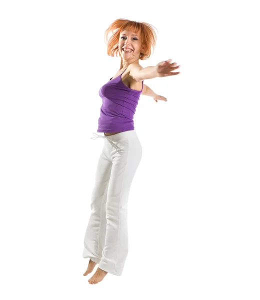 Červené vlasy dívka provádění fitness cvičení — Stock fotografie