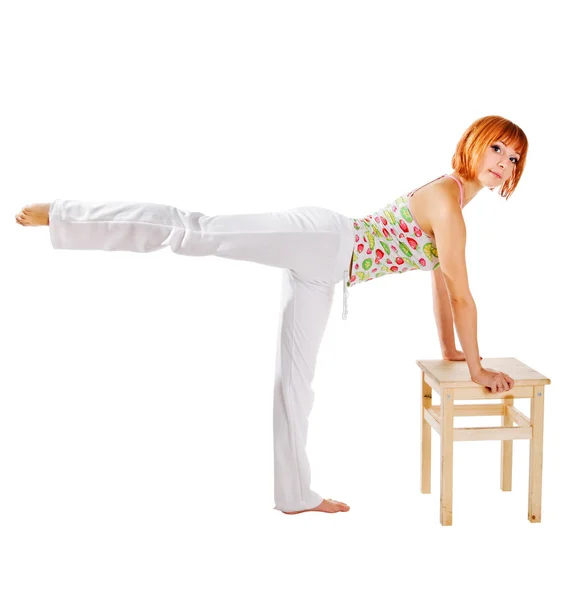 Подходящая рыжая женщина, выполняющая фитнес упражнения с — стоковое фото