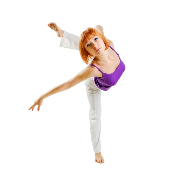 Menina ruiva realizando exercícios de fitness — Fotografia de Stock