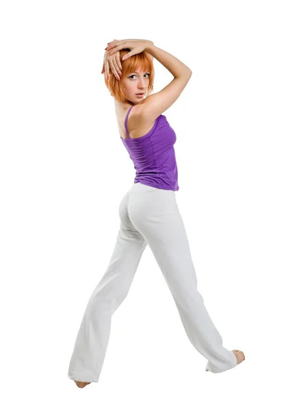 Rött hår flicka utför fitnessövningar — Stockfoto
