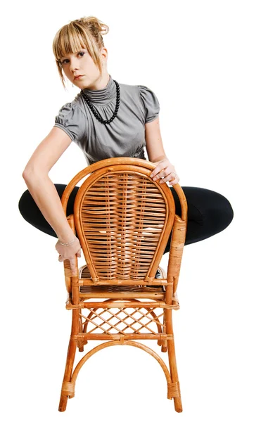 एक खुर्चीवर बसलेला तरुण स्त्री — स्टॉक फोटो, इमेज