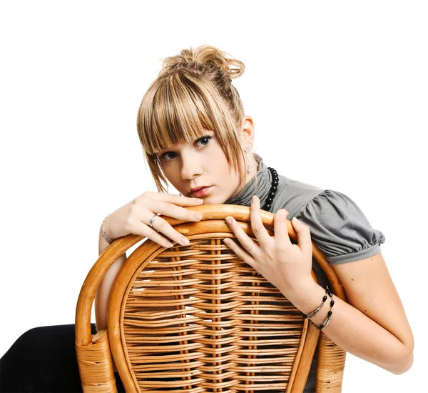 Jonge vrouw zittend op een stoel — Stockfoto