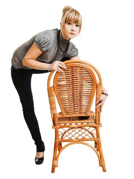Jonge vrouw zittend op een stoel — Stockfoto