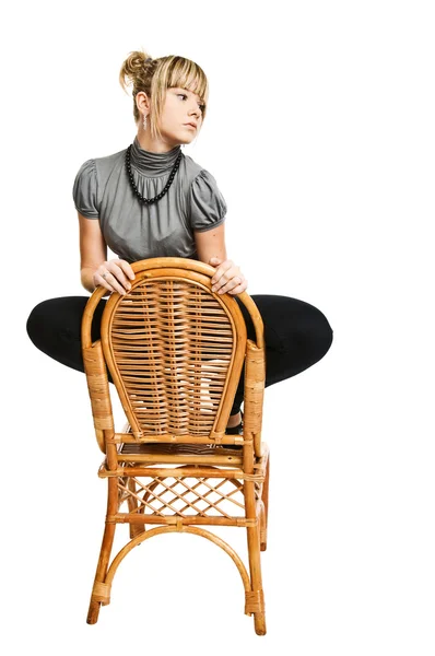 Mladá žena sedící na židli — Stock fotografie