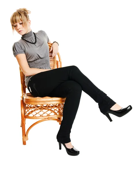 Fiatal nő ül egy széken — Stock Fotó