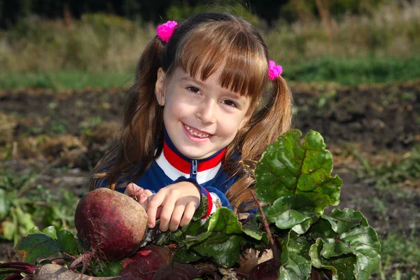 The girl with a beet — Stock Photo, Image