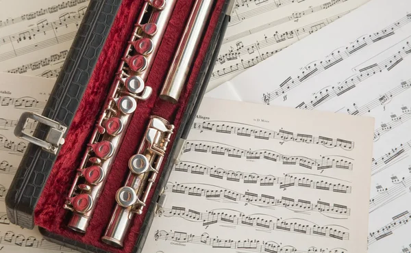 C flauta sobre partituras musicais — Fotografia de Stock