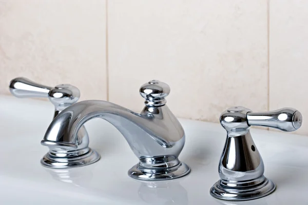 Zilveren chrome badkamer kraan kranen decor — Stockfoto