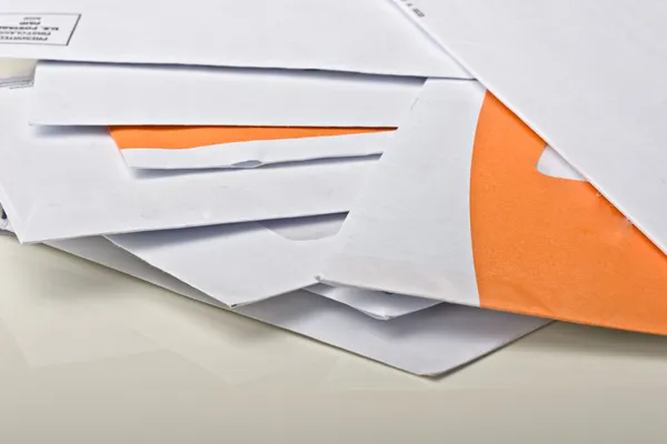 Stapel post papier enveloppen op tafel — Stockfoto