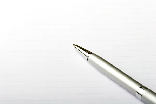 Metall penna på blankt papper blad anteckningsblock — Stockfoto