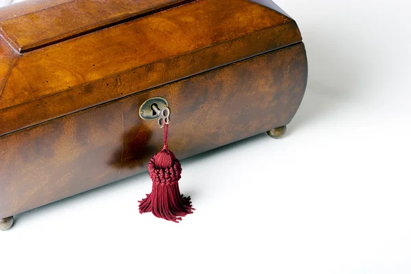 Деревянная шкатулка с металлическим ключом — стоковое фото
