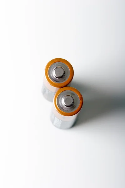 白で単3 電池のペア ロイヤリティフリーのストック画像