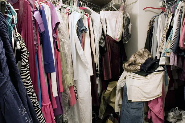 Unordentlicher, unorganisierter Kleiderschrank voller Kleidung Stockfoto