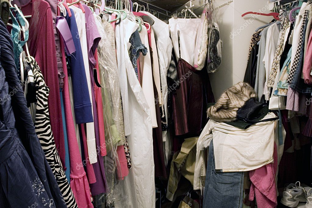 Armario lleno de ropa fotos de stock, imágenes de Armario lleno de ropa sin  royalties | Depositphotos