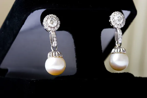 Krásné diamantové Perlové zlaté náušnice — Stock fotografie