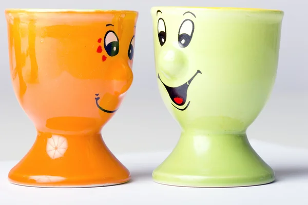 Paar van keramische ei houders gelukkig gezichten — Stockfoto