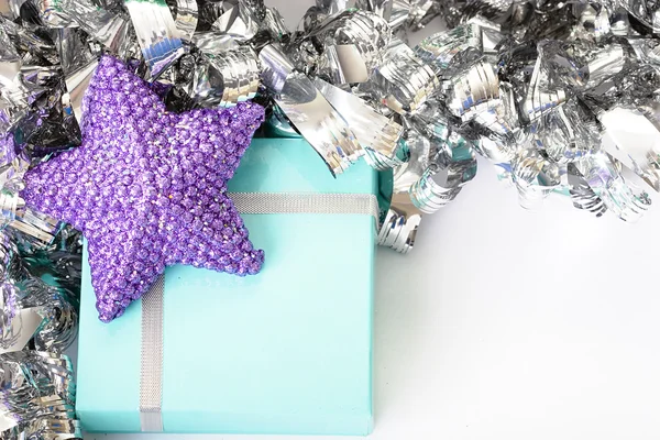 Estrella púrpura encima de un regalo azul claro — Foto de Stock