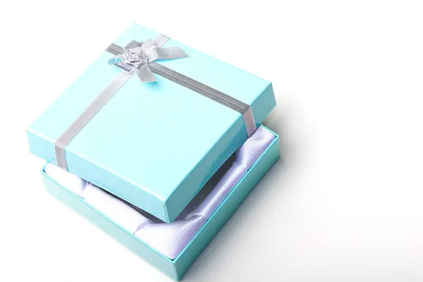 Hermosa caja de regalo de joyería con tapa abierta Imagen de stock