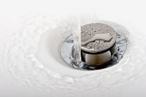 Bir lavabo musluk suyu çalışan — Stok fotoğraf