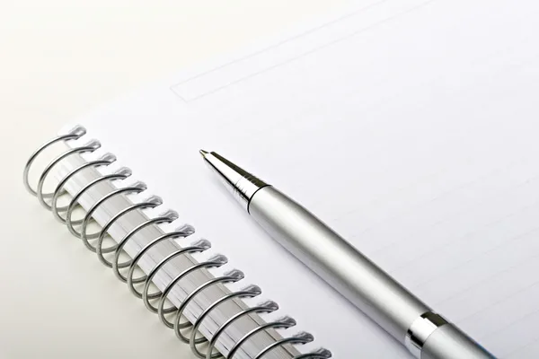Kalem ile cildi Not pad kağıt levha — Stok fotoğraf