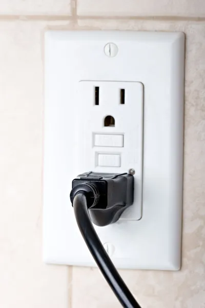 Cable de alimentación conectado a un enchufe de pared —  Fotos de Stock