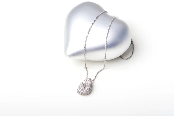 Прекрасный бриллиантовый кулон на сердце — стоковое фото