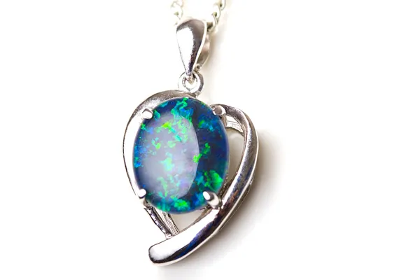 Biżuteria srebrna opal serca kształcie wisiorek — Zdjęcie stockowe