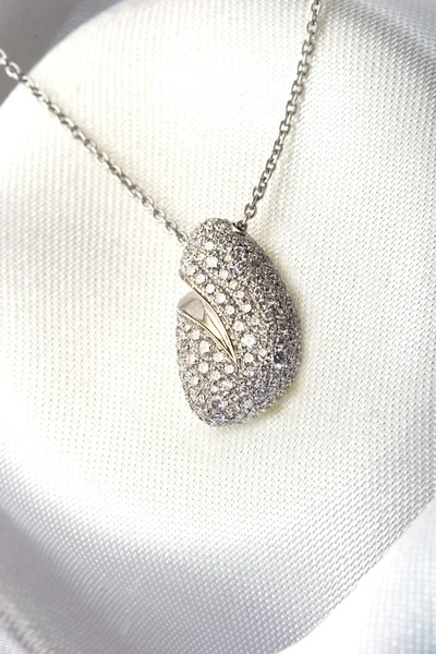 Diamante lindo colar de jóias de ouro — Fotografia de Stock